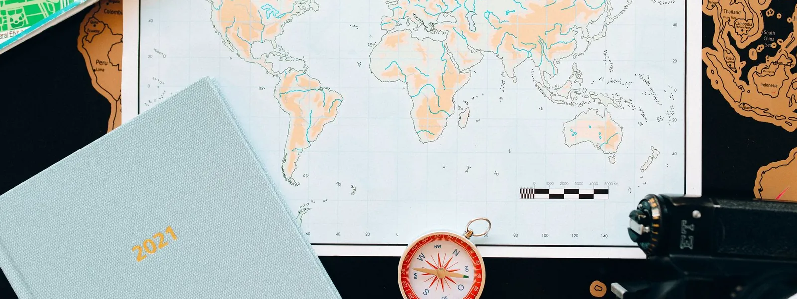 Carte du monde et boussole pour préparer le choix d'une destination de stage