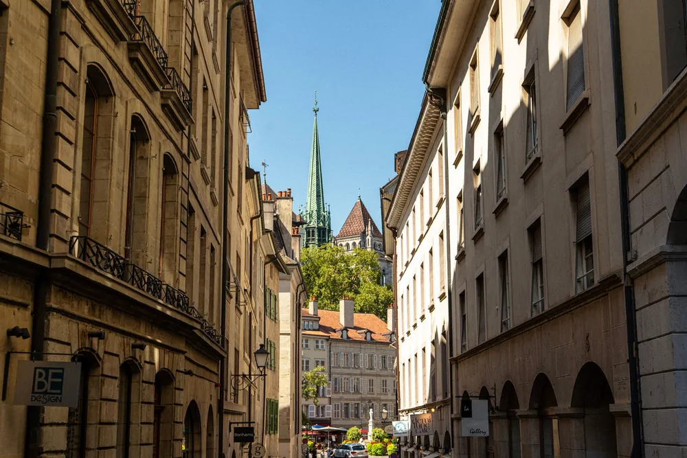 Vieille ville de Genève avec la flèche de la cathédrale Saint-Pierre