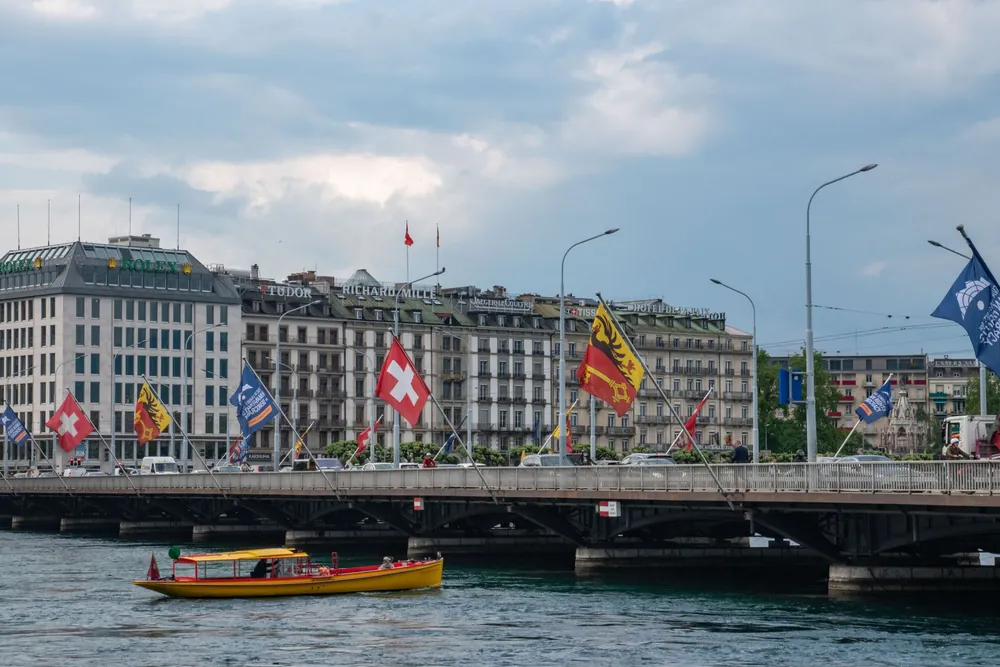 Pont du Mont-Blanc pavoisé avec le paysage urbain de Genève en arrière-plan
