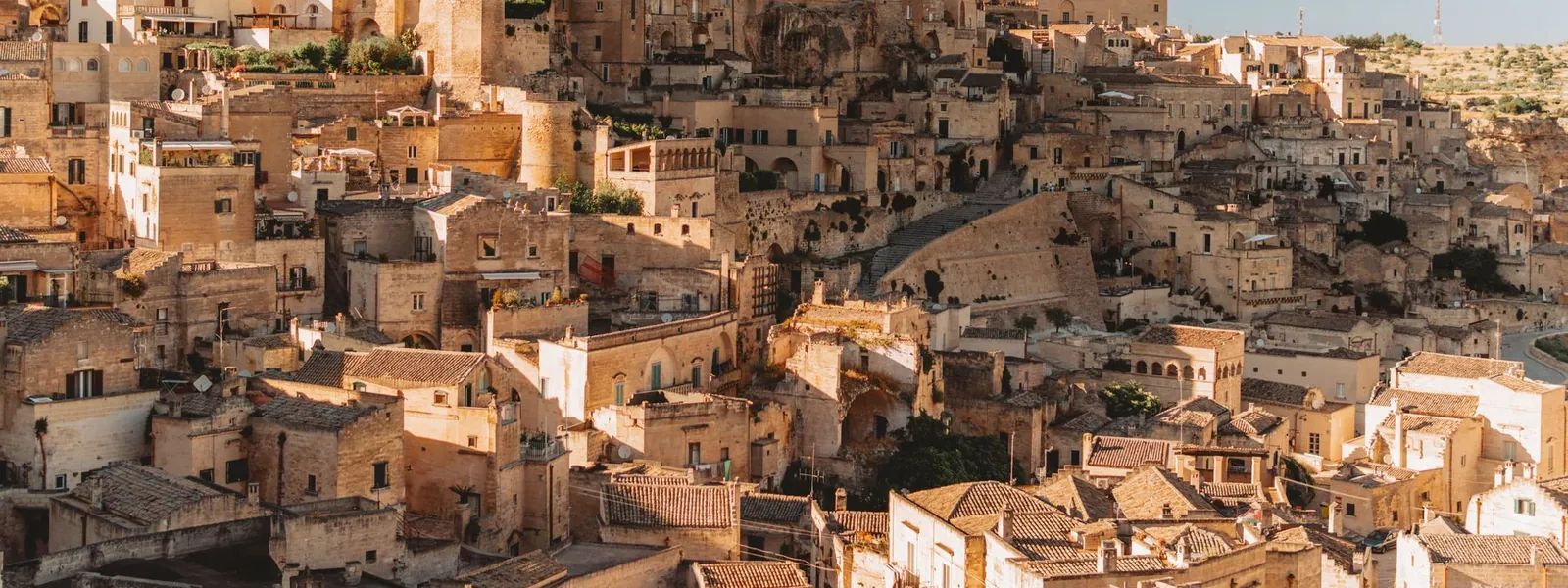 Habitations en pierre de Matera baignées de lumière dorée