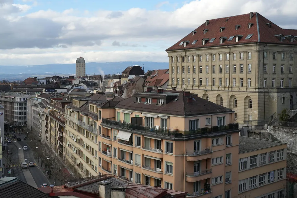 Toits et bâtiments historiques de Lausanne sous un ciel dégagé