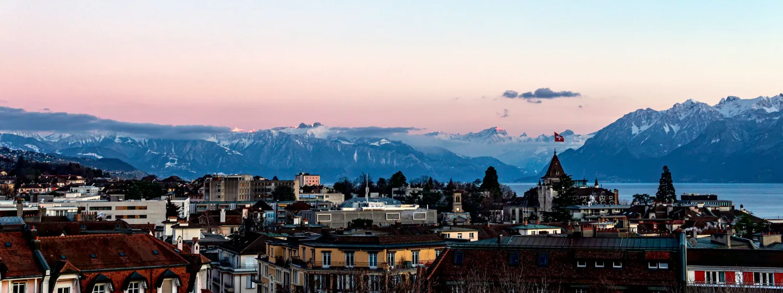 Panorama de Lausanne au coucher du soleil avec les Alpes et le lac Léman