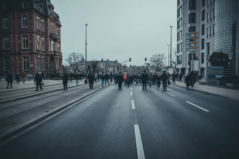 Groupe de personnes défilant dans une rue de Luxembourg-ville