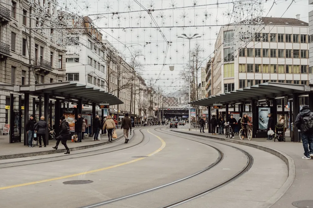 Rue animée de Zurich avec rails de tramway en hiver