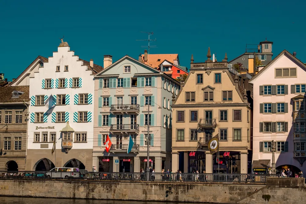 Maisons de ville élégantes dans la vieille ville de Zurich par une journée ensoleillée