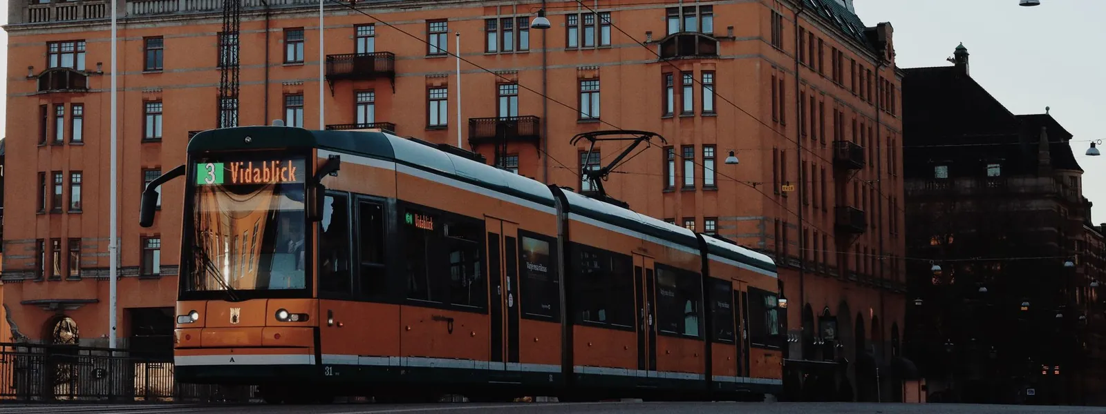 Tramway passant devant le Grand Hotel historique d'une ville suédoise
