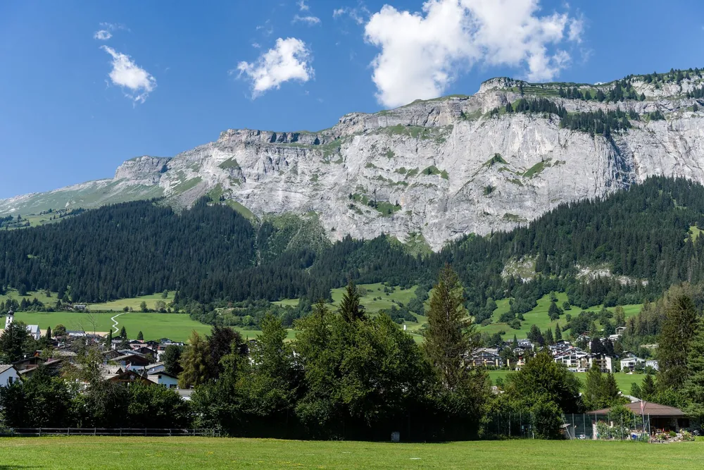 Village alpin suisse entouré de montagnes majestueuses et de verdure