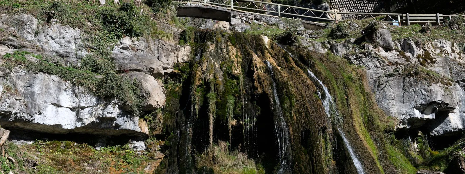 Cascade jaillissant près des grottes de Saint-Béat en Suisse