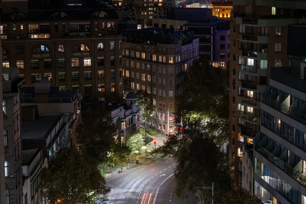 Bâtiment historique éclairé dans le centre-ville de Sydney en soirée