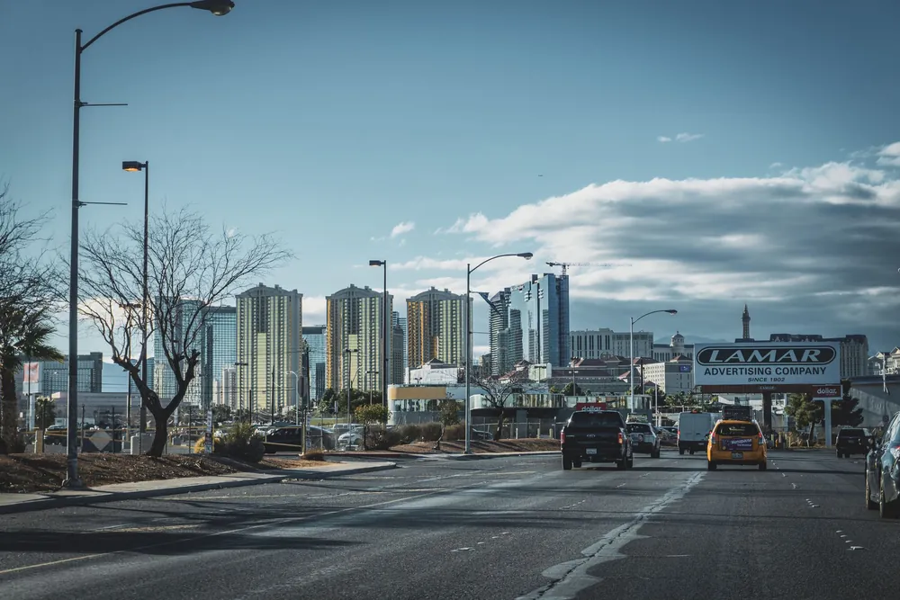 Rues animées et gratte-ciels modernes du centre-ville de Las Vegas