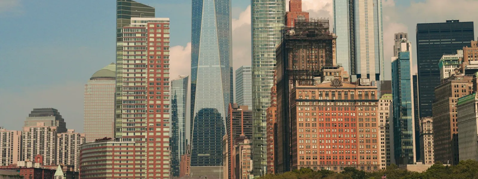 Gratte-ciels de New York dont la One World Trade Center se détachant dans le ciel