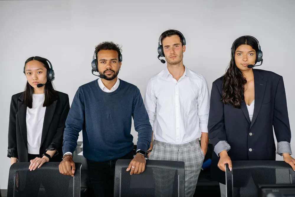 Équipe internationale de conseillers casqués prête à accompagner les entreprises