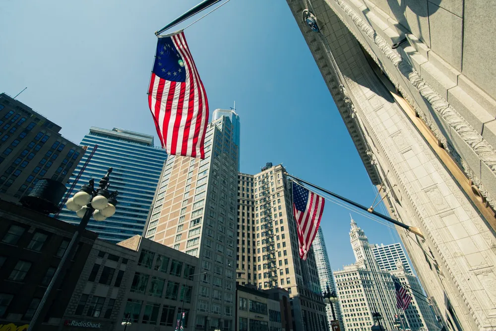 Gratte-ciels de Chicago ornés de drapeaux américains vus d'en bas