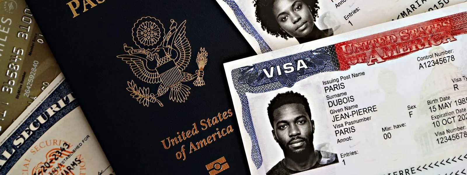 Passeport américain accompagné de visas, symbole des démarches d'expatriation